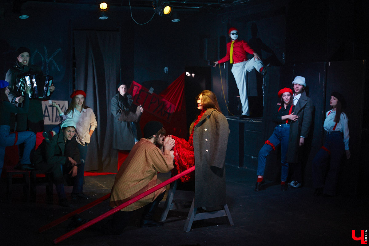 ВОККИ этой осенью презентовал действительно уникальную вещь. Учащиеся выпускного курса под руководством режиссёра и, спойлер, чемпиона России по степу Владимира Кузнецова вывели на сцену поэму Александра Блока «Двенадцать». Получился «революцьённый tap-dans-спектакль», во время премьерных показов которого зрителям не хватало мест в зале! «Ключ-Медиа» остался под большим впечатлением и готов рассказать о новой работе студентов.