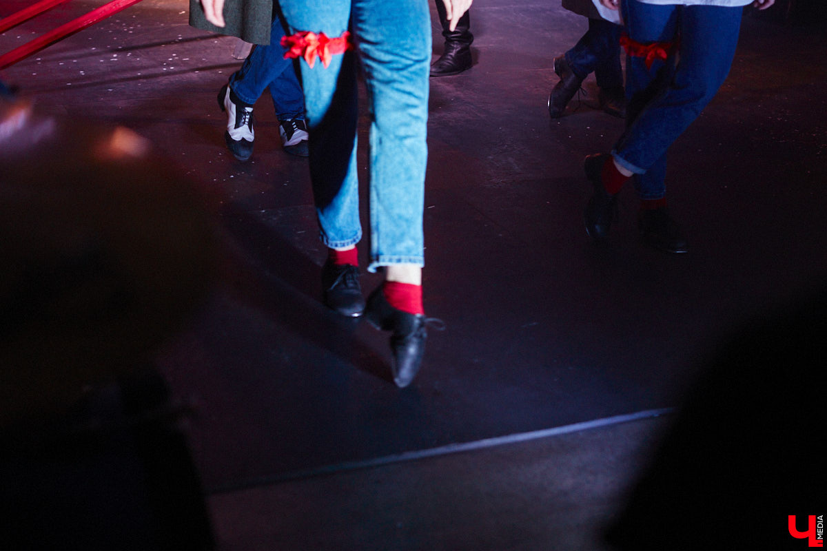 ВОККИ этой осенью презентовал действительно уникальную вещь. Учащиеся выпускного курса под руководством режиссёра и, спойлер, чемпиона России по степу Владимира Кузнецова вывели на сцену поэму Александра Блока «Двенадцать». Получился «революцьённый tap-dans-спектакль», во время премьерных показов которого зрителям не хватало мест в зале! «Ключ-Медиа» остался под большим впечатлением и готов рассказать о новой работе студентов.