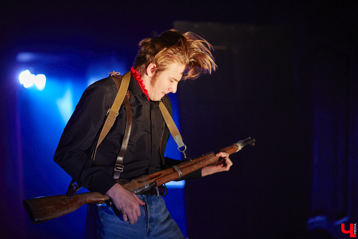 ВОККИ этой осенью презентовал действительно уникальную вещь. Учащиеся выпускного курса под руководством режиссёра и, спойлер, чемпиона России по степу Владимира Кузнецова вывели на сцену поэму Александра Блока «Двенадцать». Получился «революцьённый tap-dans-спектакль», во время премьерных показов которого зрителям не хватало мест в зале! «Ключ-Медиа» остался под большим впечатлением и готов рассказать о новой работе студентов.