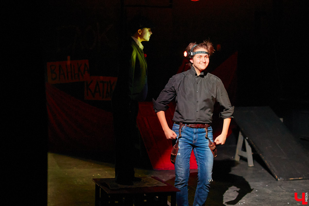 ВОККИ этой осенью презентовал действительно уникальную вещь. Учащиеся выпускного курса под руководством режиссёра и, спойлер, чемпиона России по степу Владимира Кузнецова вывели на сцену поэму Александра Блока «Двенадцать». Получился «революцьённый tap-dans-спектакль», во время премьерных показов которого зрителям не хватало мест в зале! «Ключ-Медиа» остался под большим впечатлением и готов рассказать о новой работе студентов.