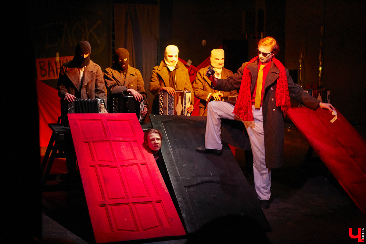 ВОККИ этой осенью презентовал действительно уникальную вещь. Учащиеся выпускного курса под руководством режиссёра и, спойлер, чемпиона России по степу Владимира Кузнецова вывели на сцену поэму Александра Блока «Двенадцать». Получился «революцьённый tap-dans-спектакль», во время премьерных показов которого зрителям не хватало мест в зале! «Ключ-Медиа» остался под большим впечатлением и готов рассказать о новой работе студентов.