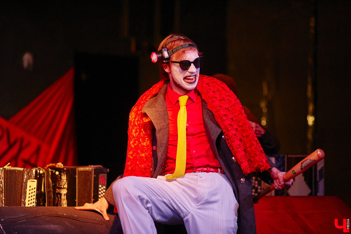 ВОККИ этой осенью презентовал действительно уникальную вещь. Учащиеся выпускного курса под руководством режиссёра и, спойлер, чемпиона России по степу Владимира Кузнецова вывели на сцену поэму Александра Блока «Двенадцать». Получился «революцьённый tap-dans-спектакль», во время премьерных показов которого зрителям не хватало мест в зале! «Ключ-Медиа» остался под большим впечатлением и готов рассказать о новой работе студентов.