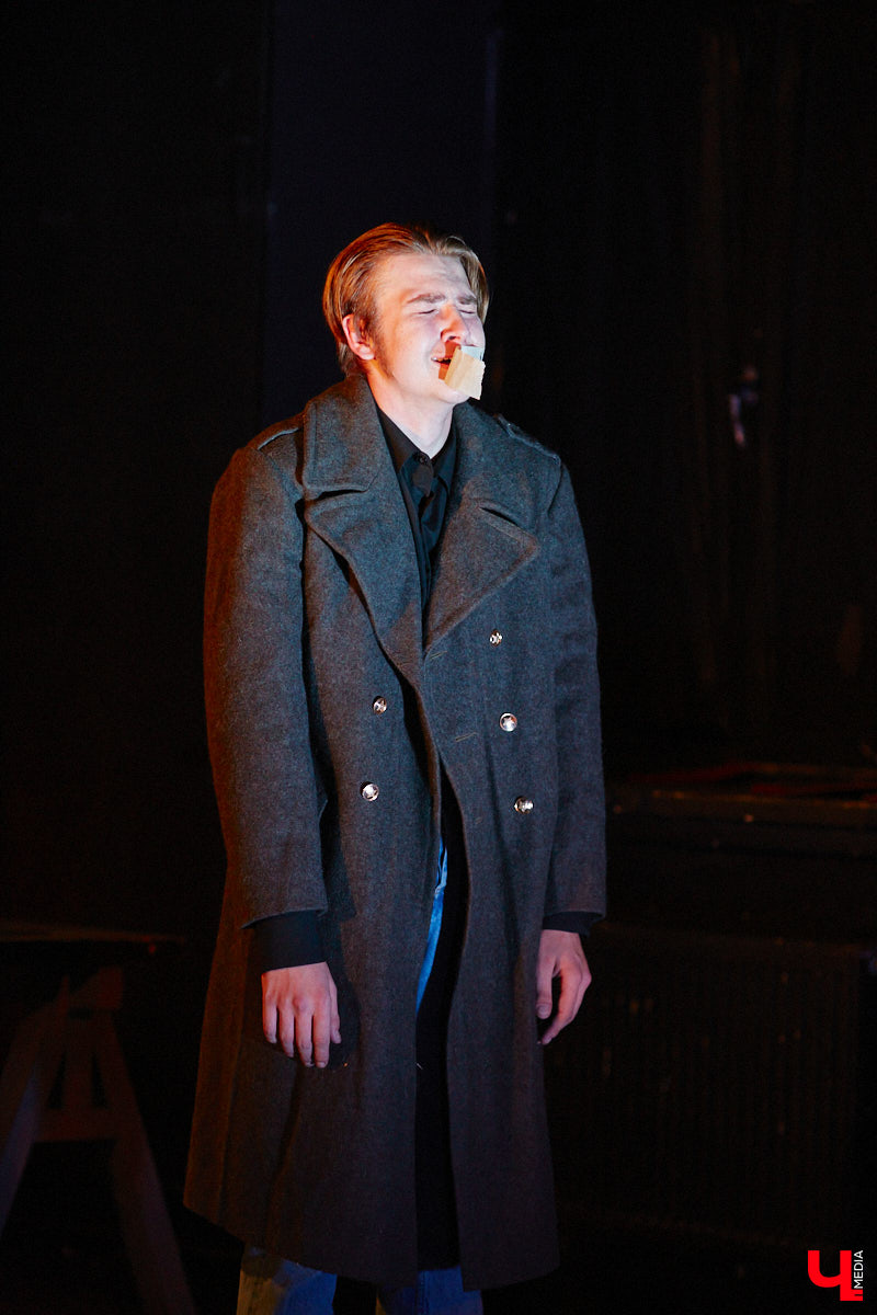 ВОККИ этой осенью презентовал действительно уникальную вещь. Учащиеся выпускного курса под руководством режиссёра и, спойлер, чемпиона России по степу Владимира Кузнецова вывели на сцену поэму Александра Блока «Двенадцать». Получился «революцьённый tap-dans-спектакль», во время премьерных показов которого зрителям не хватало мест в зале! «Ключ-Медиа» остался под большим впечатлением и готов рассказать о новой работе студентов.