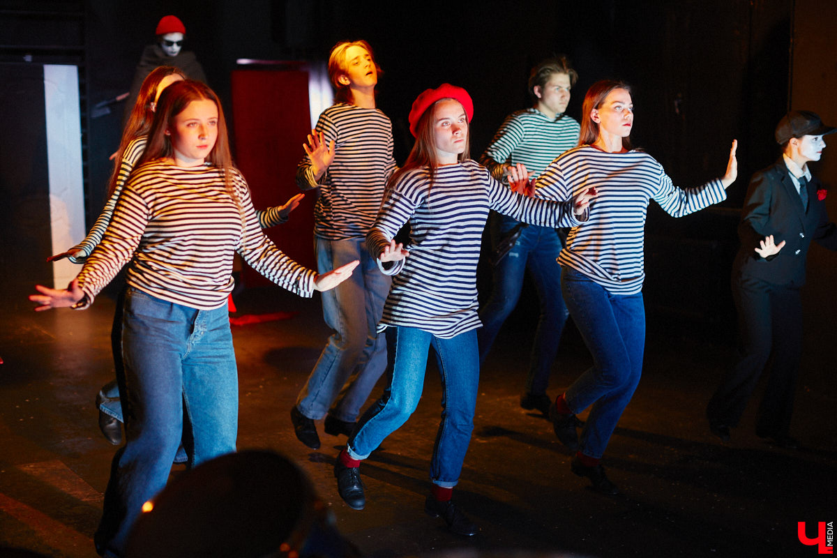 ВОККИ этой осенью презентовал действительно уникальную вещь. Учащиеся выпускного курса под руководством режиссёра и, спойлер, чемпиона России по степу Владимира Кузнецова вывели на сцену поэму Александра Блока «Двенадцать». Получился «революцьённый tap-dans-спектакль», во время премьерных показов которого зрителям не хватало мест в зале! «Ключ-Медиа» остался под большим впечатлением и готов рассказать о новой работе студентов.