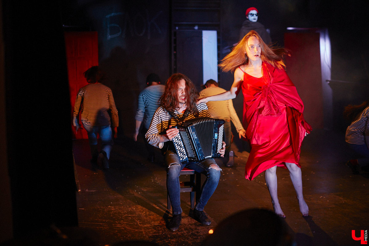 ВОККИ этой осенью презентовал действительно уникальную вещь. Учащиеся выпускного курса под руководством режиссёра и, спойлер, чемпиона России по степу Владимира Кузнецова вывели на сцену поэму Александра Блока «Двенадцать». Получился «революцьённый tap-dans-спектакль», во время премьерных показов которого зрителям не хватало мест в зале! «Ключ-Медиа» остался под большим впечатлением и готов рассказать о новой работе студентов.