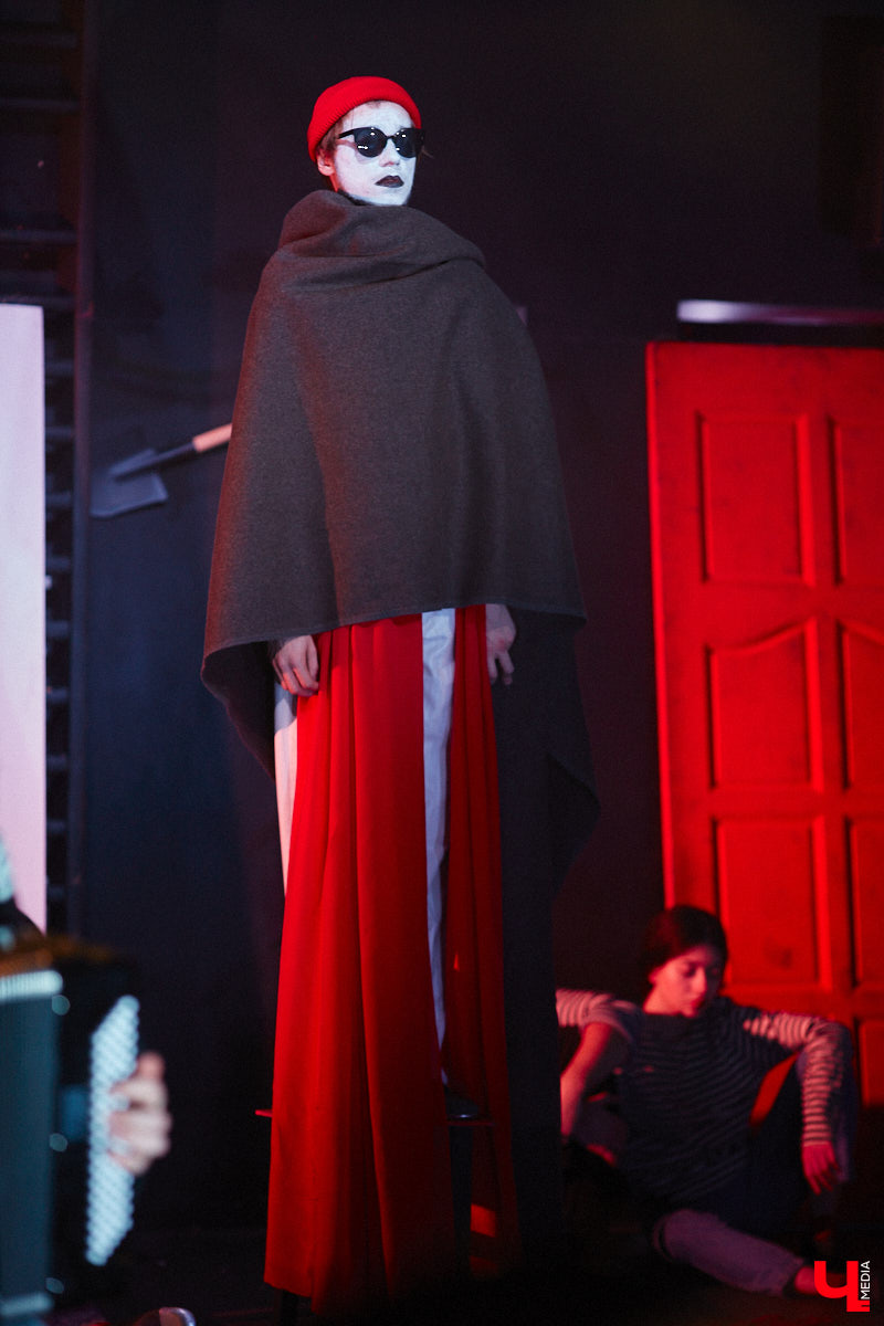 ВОККИ этой осенью презентовал действительно уникальную вещь. Учащиеся выпускного курса под руководством режиссёра и, спойлер, чемпиона России по степу Владимира Кузнецова вывели на сцену поэму Александра Блока «Двенадцать». Получился «революцьённый tap-dans-спектакль», во время премьерных показов которого зрителям не хватало мест в зале! «Ключ-Медиа» остался под большим впечатлением и готов рассказать о новой работе студентов.