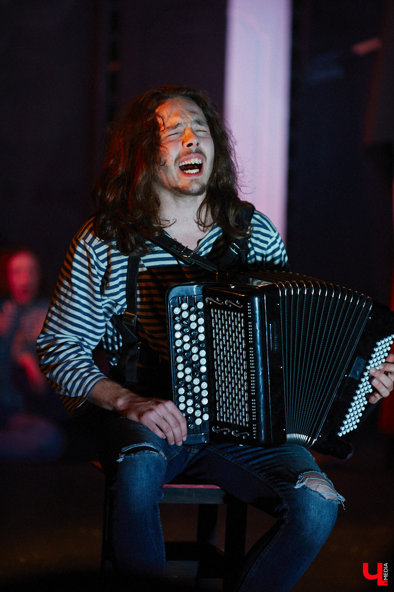 ВОККИ этой осенью презентовал действительно уникальную вещь. Учащиеся выпускного курса под руководством режиссёра и, спойлер, чемпиона России по степу Владимира Кузнецова вывели на сцену поэму Александра Блока «Двенадцать». Получился «революцьённый tap-dans-спектакль», во время премьерных показов которого зрителям не хватало мест в зале! «Ключ-Медиа» остался под большим впечатлением и готов рассказать о новой работе студентов.