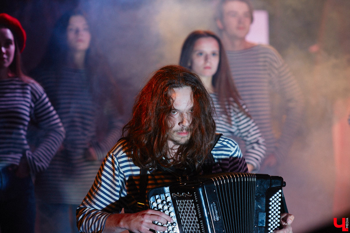 ВОККИ этой осенью презентовал действительно уникальную вещь. Учащиеся выпускного курса под руководством режиссёра и, спойлер, чемпиона России по степу Владимира Кузнецова вывели на сцену поэму Александра Блока «Двенадцать». Получился «революцьённый tap-dans-спектакль», во время премьерных показов которого зрителям не хватало мест в зале! «Ключ-Медиа» остался под большим впечатлением и готов рассказать о новой работе студентов.