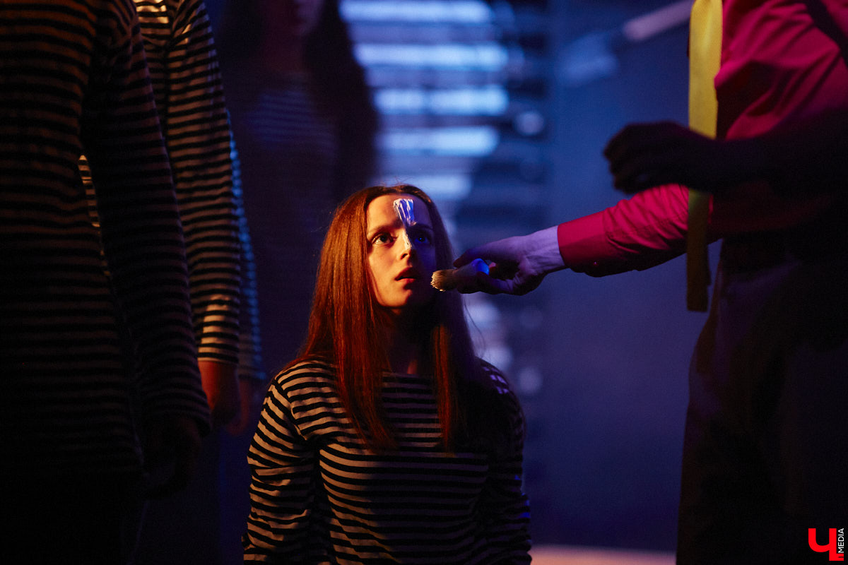 ВОККИ этой осенью презентовал действительно уникальную вещь. Учащиеся выпускного курса под руководством режиссёра и, спойлер, чемпиона России по степу Владимира Кузнецова вывели на сцену поэму Александра Блока «Двенадцать». Получился «революцьённый tap-dans-спектакль», во время премьерных показов которого зрителям не хватало мест в зале! «Ключ-Медиа» остался под большим впечатлением и готов рассказать о новой работе студентов.