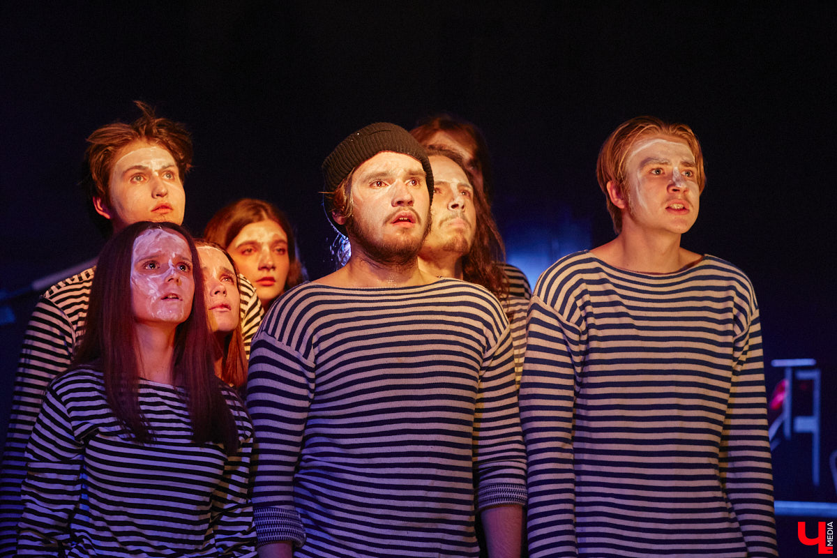 ВОККИ этой осенью презентовал действительно уникальную вещь. Учащиеся выпускного курса под руководством режиссёра и, спойлер, чемпиона России по степу Владимира Кузнецова вывели на сцену поэму Александра Блока «Двенадцать». Получился «революцьённый tap-dans-спектакль», во время премьерных показов которого зрителям не хватало мест в зале! «Ключ-Медиа» остался под большим впечатлением и готов рассказать о новой работе студентов.