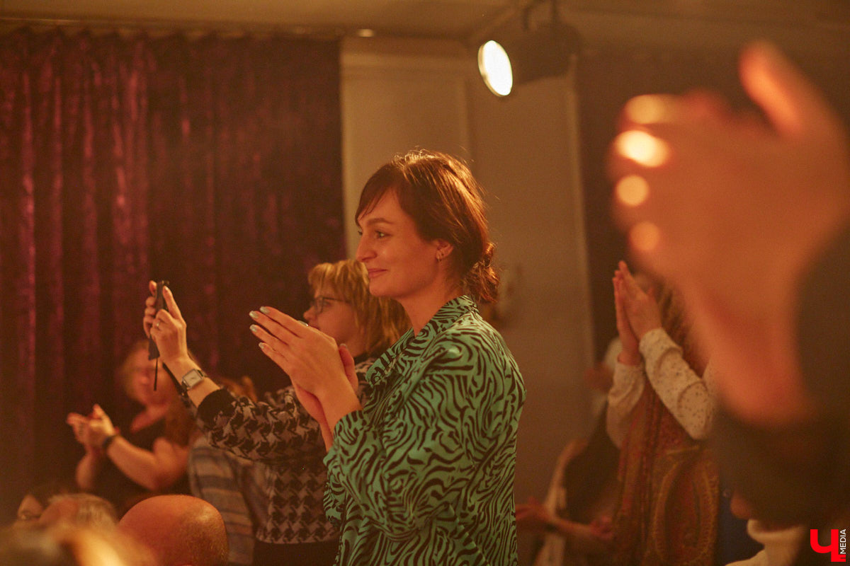 ВОККИ этой осенью презентовал действительно уникальную вещь. Учащиеся выпускного курса под руководством режиссёра и, спойлер, чемпиона России по степу Владимира Кузнецова вывели на сцену поэму Александра Блока «Двенадцать». Получился «революцьённый tap-dans-спектакль», во время премьерных показов которого зрителям не хватало мест в зале! «Ключ-Медиа» остался под большим впечатлением и готов рассказать о новой работе студентов.