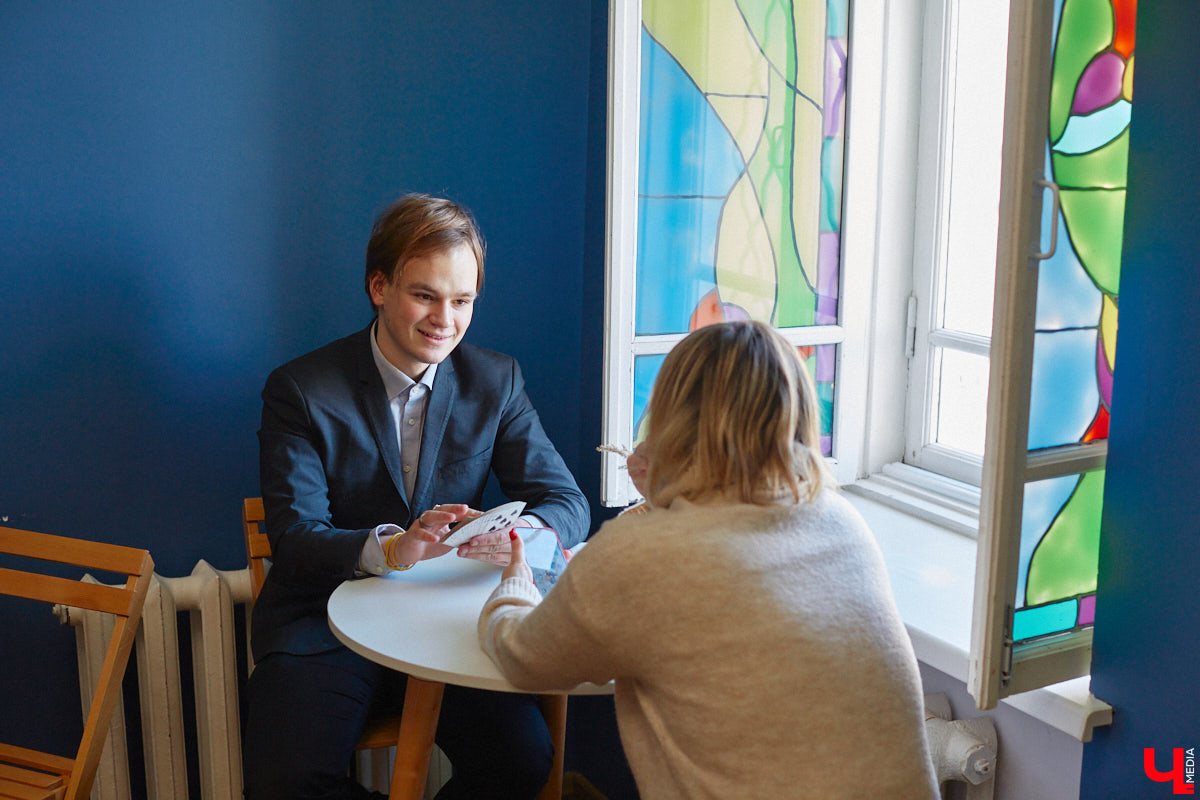 Внимательно следите за руками, фокусник из Владимира готов вас удивить. Евгений Кондратьев не только рассказал «Ключ-Медиа» свою историю, но и продемонстрировал несколько трюков. И как ни просили мы раскрыть секреты волшебства, ничего не получилось. Магия и никакого обмана.