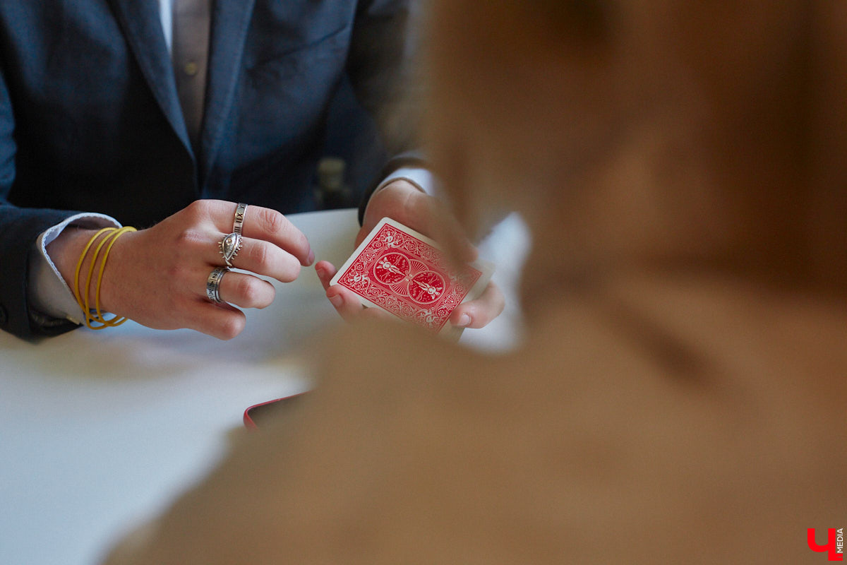 Внимательно следите за руками, фокусник из Владимира готов вас удивить. Евгений Кондратьев не только рассказал «Ключ-Медиа» свою историю, но и продемонстрировал несколько трюков. И как ни просили мы раскрыть секреты волшебства, ничего не получилось. Магия и никакого обмана.