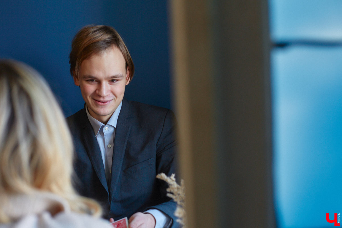 Внимательно следите за руками, фокусник из Владимира готов вас удивить. Евгений Кондратьев не только рассказал «Ключ-Медиа» свою историю, но и продемонстрировал несколько трюков. И как ни просили мы раскрыть секреты волшебства, ничего не получилось. Магия и никакого обмана.