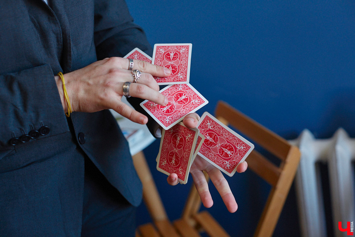 Внимательно следите за руками, фокусник из Владимира готов вас удивить. Евгений Кондратьев не только рассказал «Ключ-Медиа» свою историю, но и продемонстрировал несколько трюков. И как ни просили мы раскрыть секреты волшебства, ничего не получилось. Магия и никакого обмана.