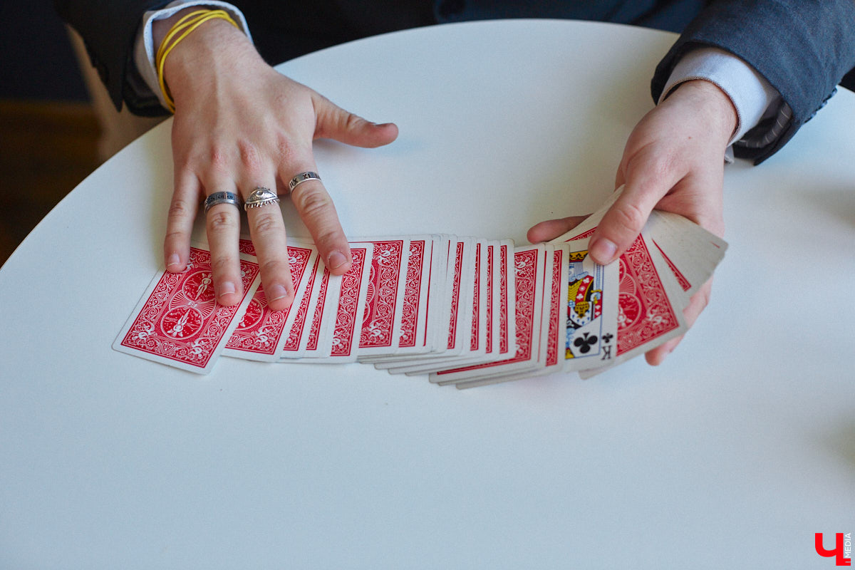 Внимательно следите за руками, фокусник из Владимира готов вас удивить. Евгений Кондратьев не только рассказал «Ключ-Медиа» свою историю, но и продемонстрировал несколько трюков. И как ни просили мы раскрыть секреты волшебства, ничего не получилось. Магия и никакого обмана.