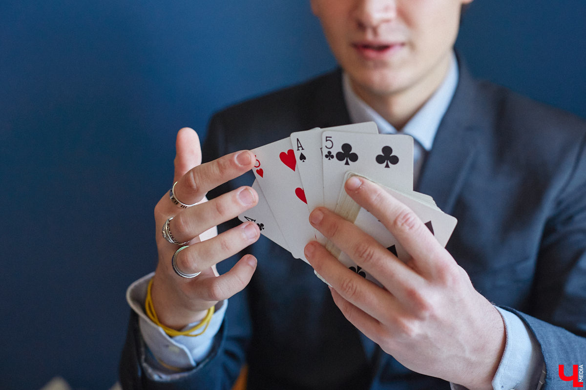 Внимательно следите за руками, фокусник из Владимира готов вас удивить. Евгений Кондратьев не только рассказал «Ключ-Медиа» свою историю, но и продемонстрировал несколько трюков. И как ни просили мы раскрыть секреты волшебства, ничего не получилось. Магия и никакого обмана.