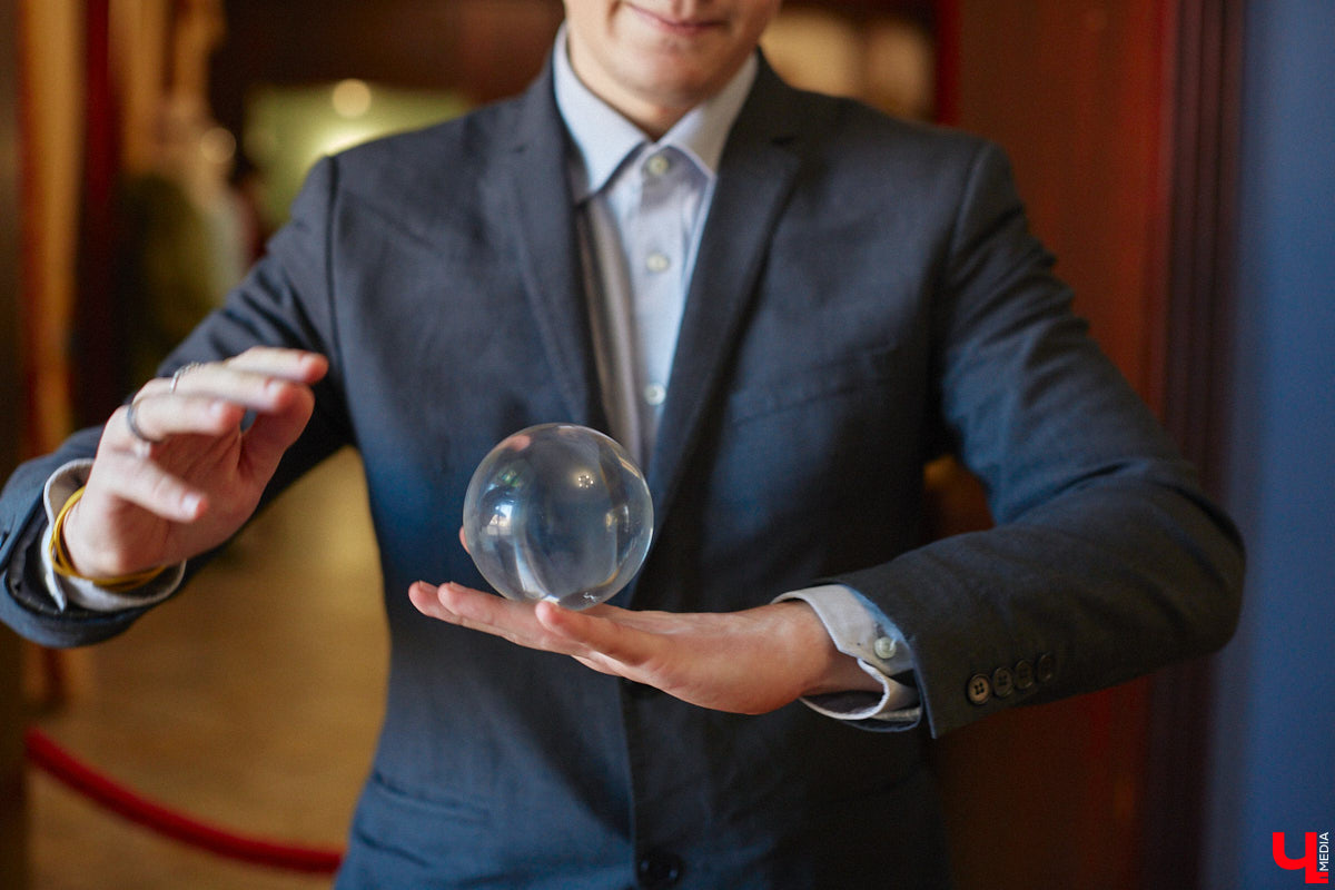 Внимательно следите за руками, фокусник из Владимира готов вас удивить. Евгений Кондратьев не только рассказал «Ключ-Медиа» свою историю, но и продемонстрировал несколько трюков. И как ни просили мы раскрыть секреты волшебства, ничего не получилось. Магия и никакого обмана.