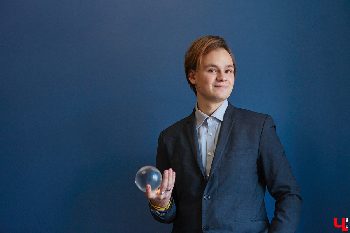 Внимательно следите за руками, фокусник из Владимира готов вас удивить. Евгений Кондратьев не только рассказал «Ключ-Медиа» свою историю, но и продемонстрировал несколько трюков. И как ни просили мы раскрыть секреты волшебства, ничего не получилось. Магия и никакого обмана.