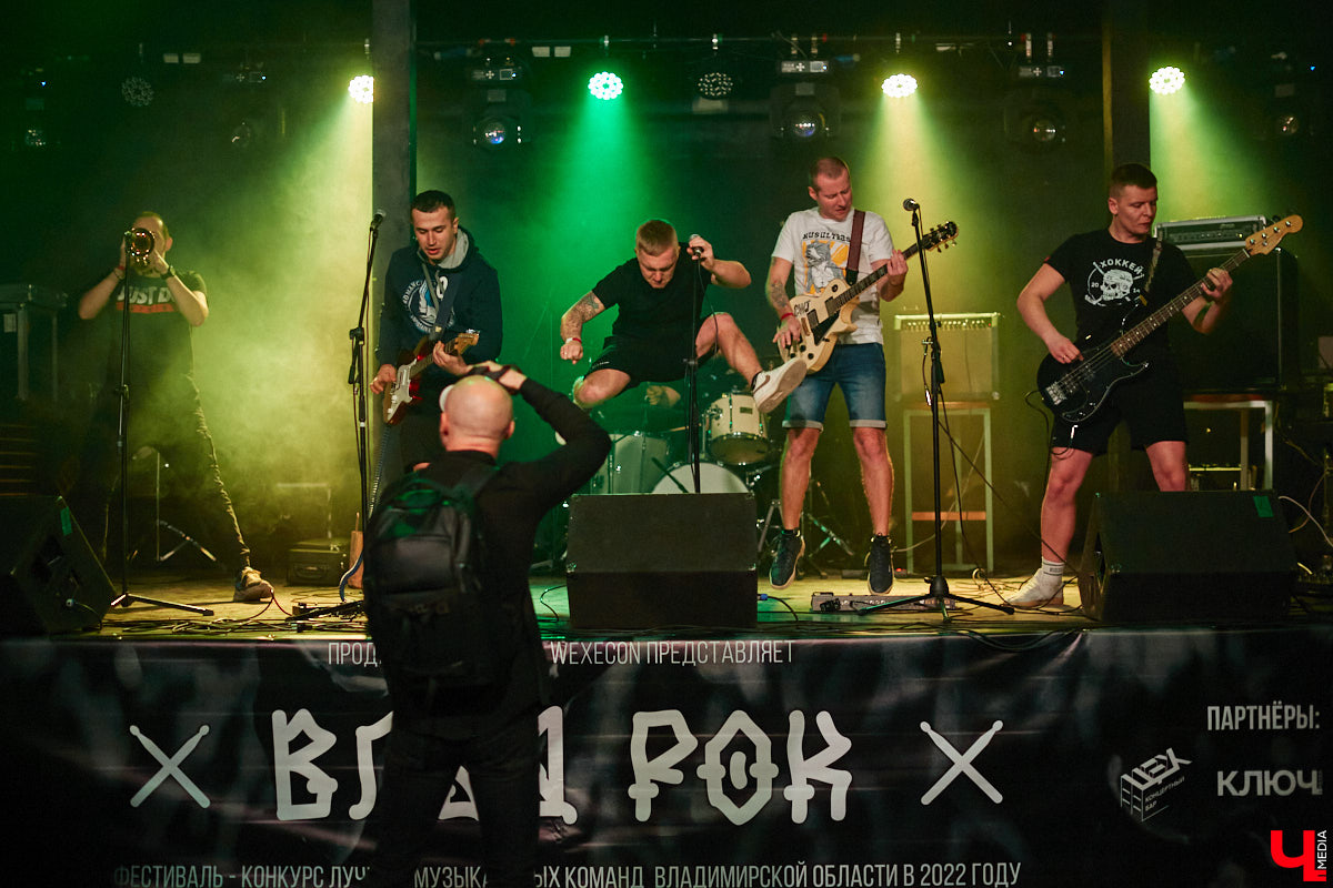 Организовать своими силами рок-фестиваль владимирских групп – дело, по сути, подвижническое. Посудите сами: мало какая из наших команд («Рекорд Оркестр» не в счет) в состоянии собрать площадку уровня «ЦЕХа». И для того чтобы побороть такую несправедливость, был организован конкурс-фестиваль «ВладРок». Что играют? Как это происходит? Подробнее об этом в нашем репортаже.