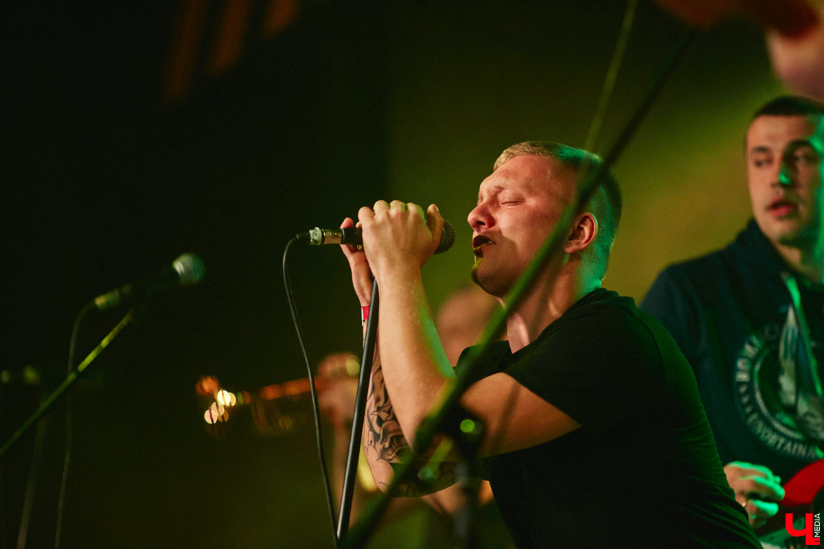 Организовать своими силами рок-фестиваль владимирских групп – дело, по сути, подвижническое. Посудите сами: мало какая из наших команд («Рекорд Оркестр» не в счет) в состоянии собрать площадку уровня «ЦЕХа». И для того чтобы побороть такую несправедливость, был организован конкурс-фестиваль «ВладРок». Что играют? Как это происходит? Подробнее об этом в нашем репортаже.