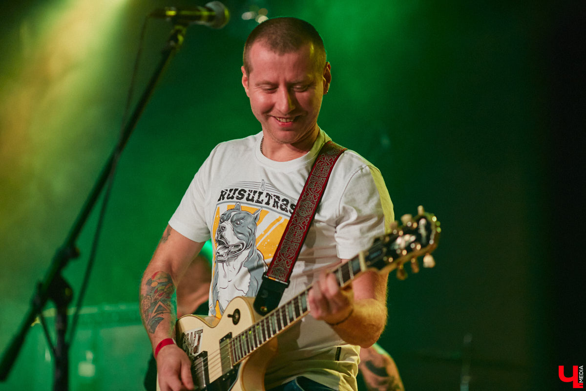 Организовать своими силами рок-фестиваль владимирских групп – дело, по сути, подвижническое. Посудите сами: мало какая из наших команд («Рекорд Оркестр» не в счет) в состоянии собрать площадку уровня «ЦЕХа». И для того чтобы побороть такую несправедливость, был организован конкурс-фестиваль «ВладРок». Что играют? Как это происходит? Подробнее об этом в нашем репортаже.