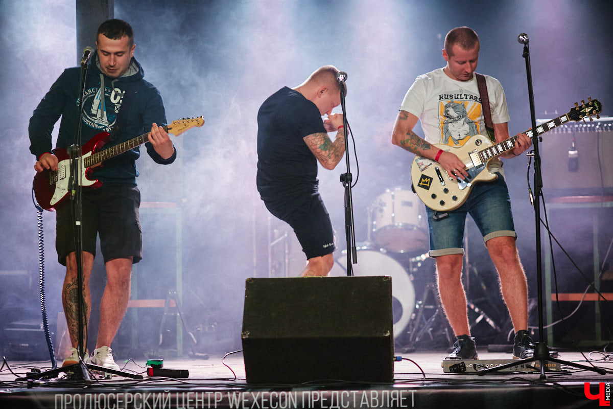 Организовать своими силами рок-фестиваль владимирских групп – дело, по сути, подвижническое. Посудите сами: мало какая из наших команд («Рекорд Оркестр» не в счет) в состоянии собрать площадку уровня «ЦЕХа». И для того чтобы побороть такую несправедливость, был организован конкурс-фестиваль «ВладРок». Что играют? Как это происходит? Подробнее об этом в нашем репортаже.