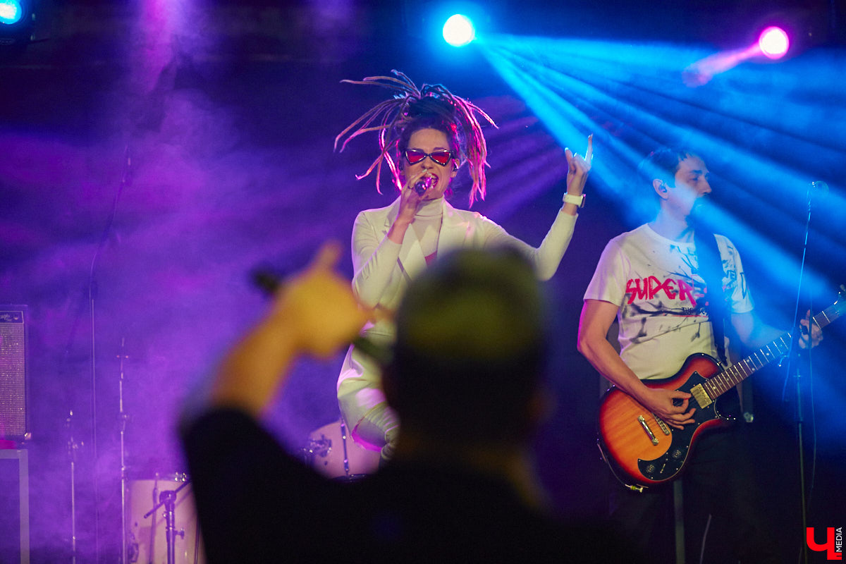 Организовать своими силами рок-фестиваль владимирских групп – дело, по сути, подвижническое. Посудите сами: мало какая из наших команд («Рекорд Оркестр» не в счет) в состоянии собрать площадку уровня «ЦЕХа». И для того чтобы побороть такую несправедливость, был организован конкурс-фестиваль «ВладРок». Что играют? Как это происходит? Подробнее об этом в нашем репортаже.