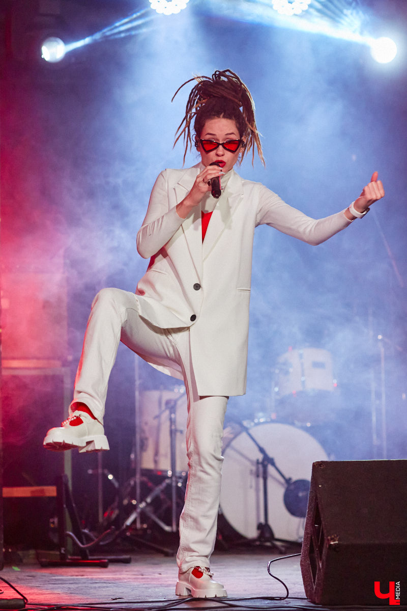 Организовать своими силами рок-фестиваль владимирских групп – дело, по сути, подвижническое. Посудите сами: мало какая из наших команд («Рекорд Оркестр» не в счет) в состоянии собрать площадку уровня «ЦЕХа». И для того чтобы побороть такую несправедливость, был организован конкурс-фестиваль «ВладРок». Что играют? Как это происходит? Подробнее об этом в нашем репортаже.