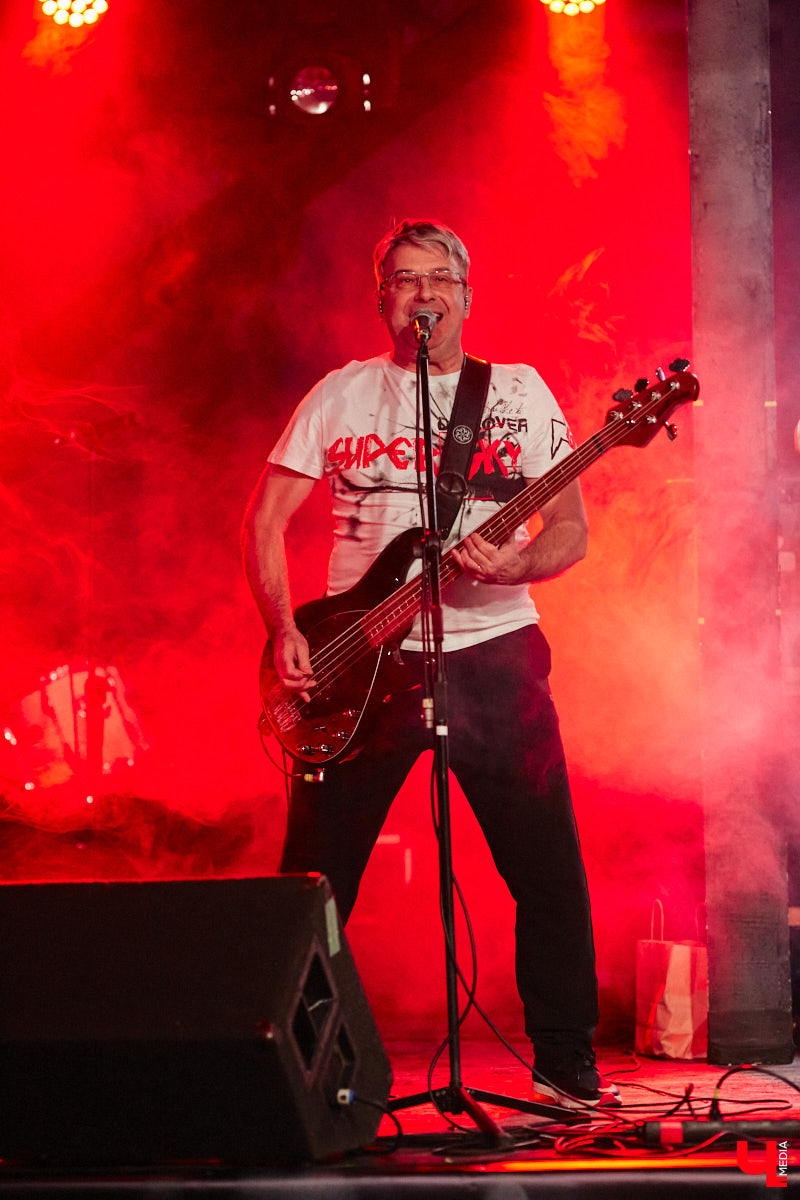 Организовать своими силами рок-фестиваль владимирских групп – дело, по сути, подвижническое. Посудите сами: мало какая из наших команд («Рекорд Оркестр» не в счет) в состоянии собрать площадку уровня «ЦЕХа». И для того чтобы побороть такую несправедливость, был организован конкурс-фестиваль «ВладРок». Что играют? Как это происходит? Подробнее об этом в нашем репортаже.