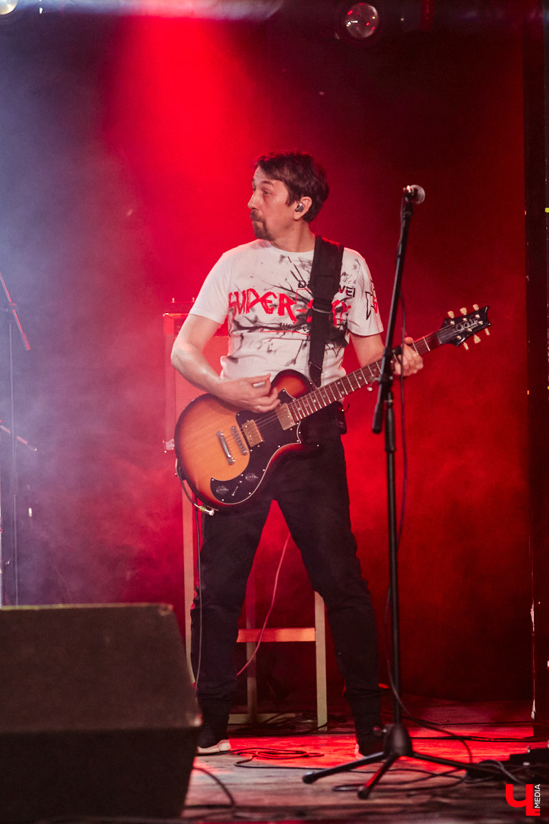 Организовать своими силами рок-фестиваль владимирских групп – дело, по сути, подвижническое. Посудите сами: мало какая из наших команд («Рекорд Оркестр» не в счет) в состоянии собрать площадку уровня «ЦЕХа». И для того чтобы побороть такую несправедливость, был организован конкурс-фестиваль «ВладРок». Что играют? Как это происходит? Подробнее об этом в нашем репортаже.