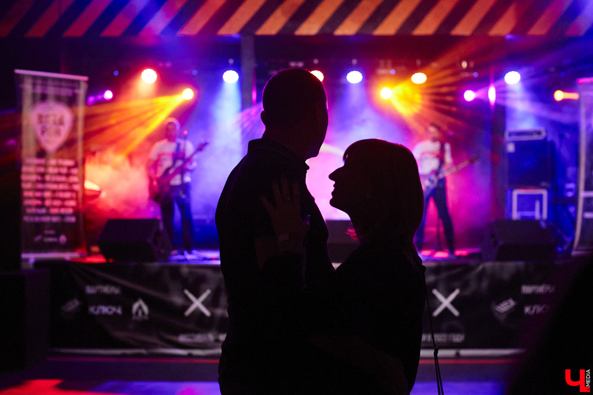 Организовать своими силами рок-фестиваль владимирских групп – дело, по сути, подвижническое. Посудите сами: мало какая из наших команд («Рекорд Оркестр» не в счет) в состоянии собрать площадку уровня «ЦЕХа». И для того чтобы побороть такую несправедливость, был организован конкурс-фестиваль «ВладРок». Что играют? Как это происходит? Подробнее об этом в нашем репортаже.