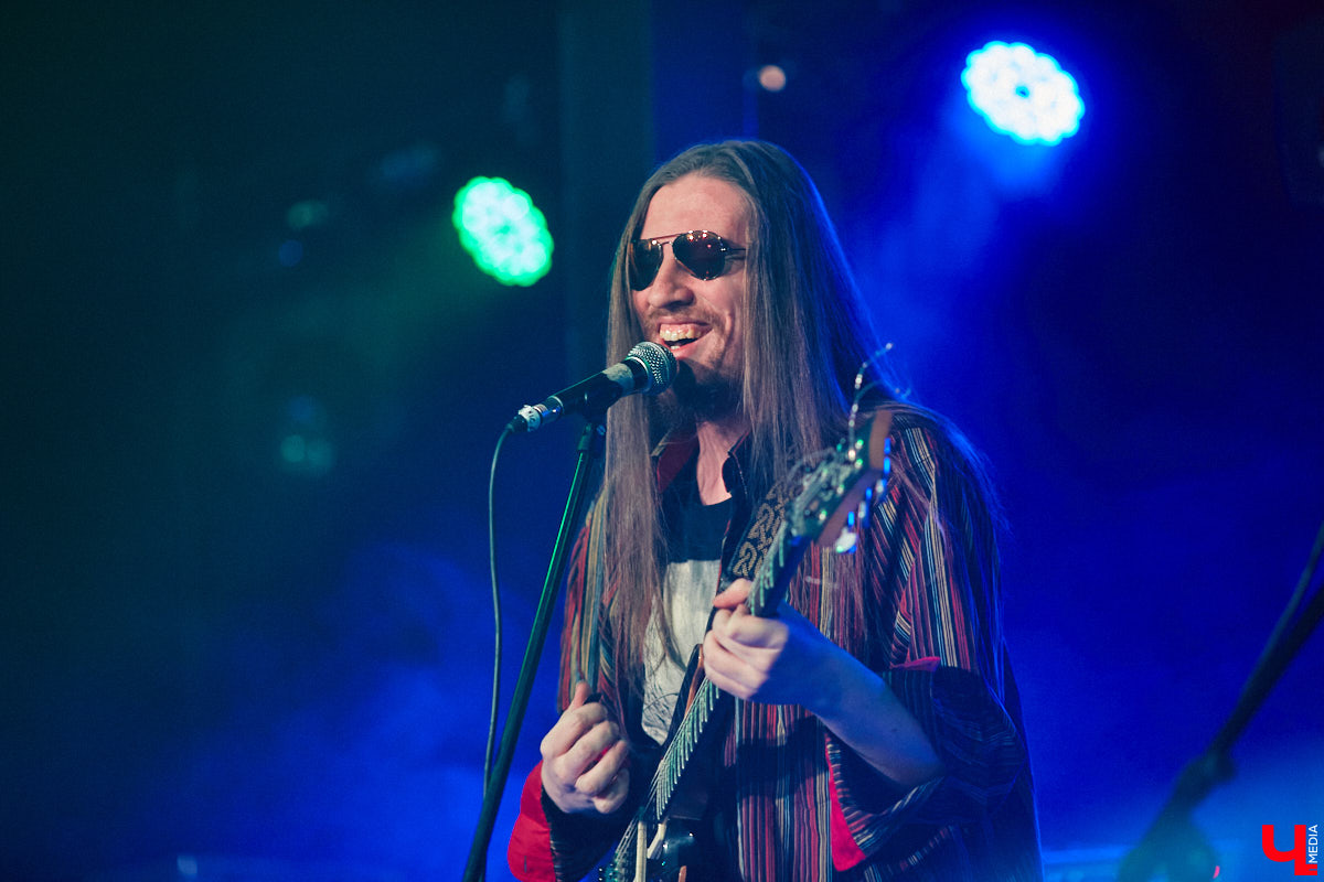 Организовать своими силами рок-фестиваль владимирских групп – дело, по сути, подвижническое. Посудите сами: мало какая из наших команд («Рекорд Оркестр» не в счет) в состоянии собрать площадку уровня «ЦЕХа». И для того чтобы побороть такую несправедливость, был организован конкурс-фестиваль «ВладРок». Что играют? Как это происходит? Подробнее об этом в нашем репортаже.