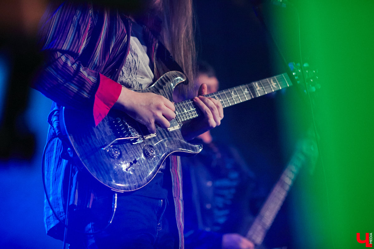 Организовать своими силами рок-фестиваль владимирских групп – дело, по сути, подвижническое. Посудите сами: мало какая из наших команд («Рекорд Оркестр» не в счет) в состоянии собрать площадку уровня «ЦЕХа». И для того чтобы побороть такую несправедливость, был организован конкурс-фестиваль «ВладРок». Что играют? Как это происходит? Подробнее об этом в нашем репортаже.