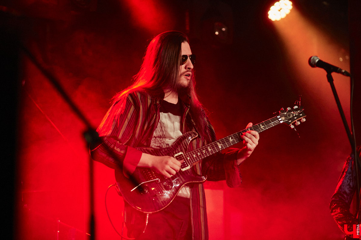 Организовать своими силами рок-фестиваль владимирских групп – дело, по сути, подвижническое. Посудите сами: мало какая из наших команд («Рекорд Оркестр» не в счет) в состоянии собрать площадку уровня «ЦЕХа». И для того чтобы побороть такую несправедливость, был организован конкурс-фестиваль «ВладРок». Что играют? Как это происходит? Подробнее об этом в нашем репортаже.