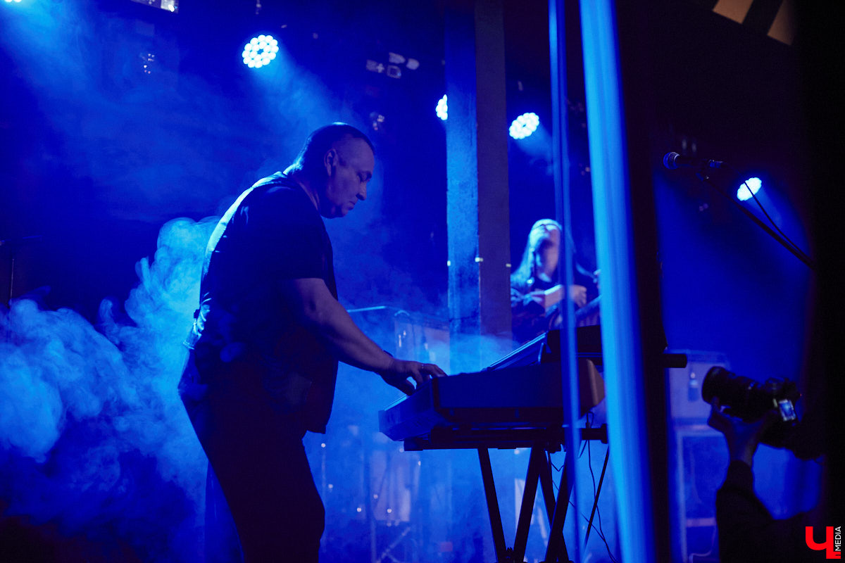 Организовать своими силами рок-фестиваль владимирских групп – дело, по сути, подвижническое. Посудите сами: мало какая из наших команд («Рекорд Оркестр» не в счет) в состоянии собрать площадку уровня «ЦЕХа». И для того чтобы побороть такую несправедливость, был организован конкурс-фестиваль «ВладРок». Что играют? Как это происходит? Подробнее об этом в нашем репортаже.