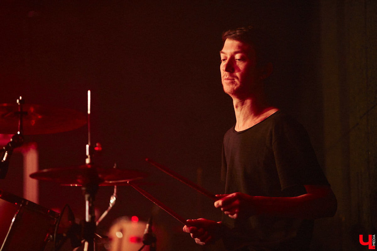 Организовать своими силами рок-фестиваль владимирских групп – дело, по сути, подвижническое. Посудите сами: мало какая из наших команд («Рекорд Оркестр» не в счет) в состоянии собрать площадку уровня «ЦЕХа». И для того чтобы побороть такую несправедливость, был организован конкурс-фестиваль «ВладРок». Что играют? Как это происходит? Подробнее об этом в нашем репортаже.