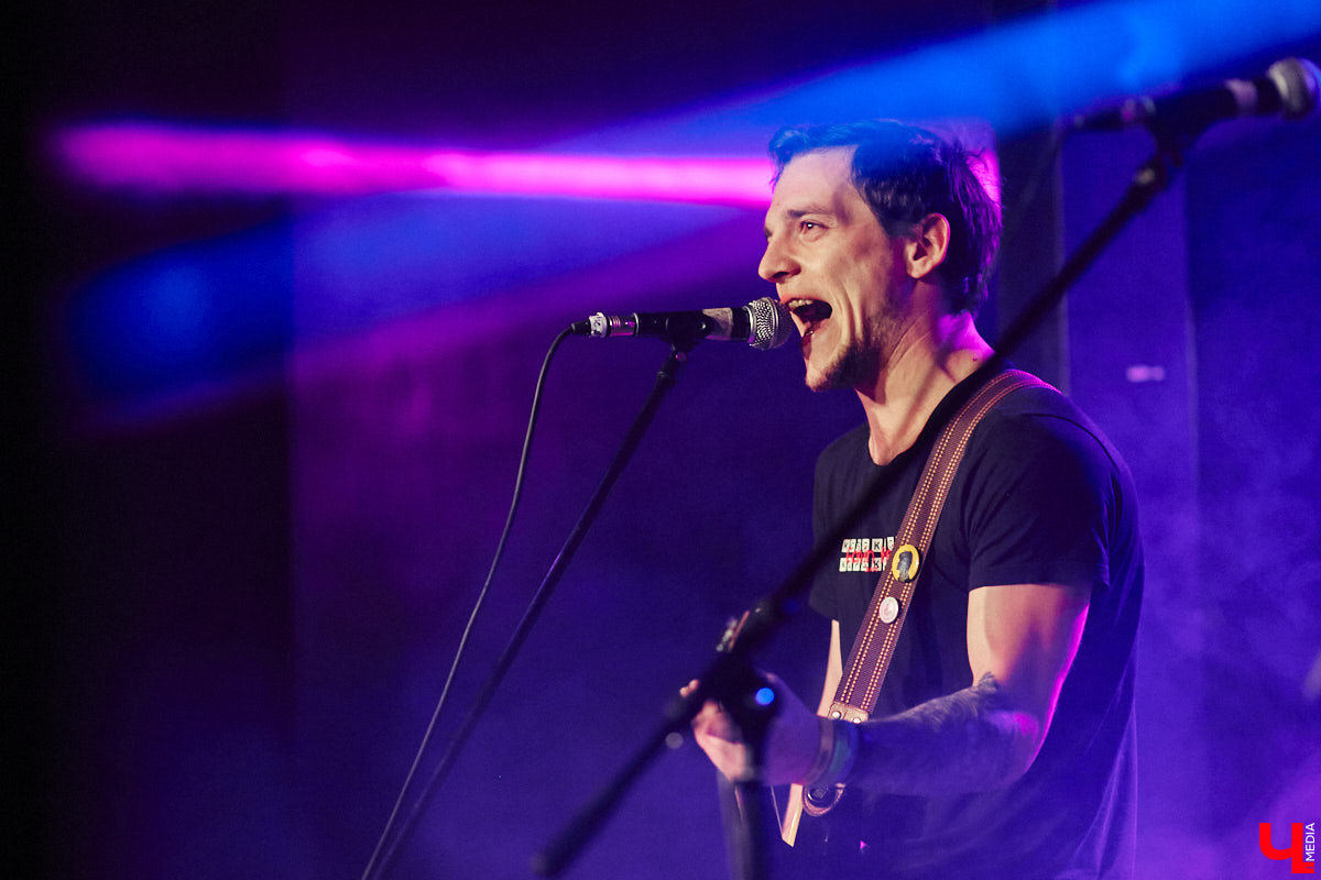 Организовать своими силами рок-фестиваль владимирских групп – дело, по сути, подвижническое. Посудите сами: мало какая из наших команд («Рекорд Оркестр» не в счет) в состоянии собрать площадку уровня «ЦЕХа». И для того чтобы побороть такую несправедливость, был организован конкурс-фестиваль «ВладРок». Что играют? Как это происходит? Подробнее об этом в нашем репортаже.