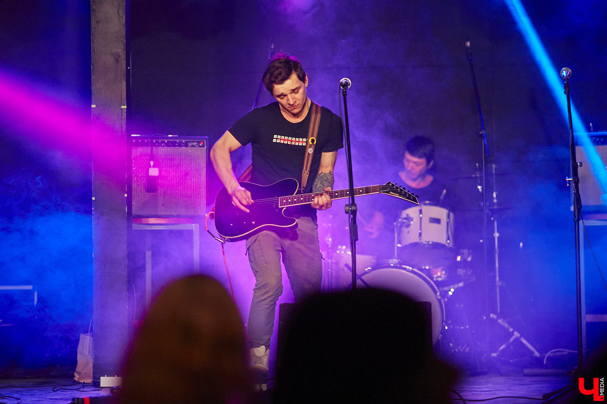 Организовать своими силами рок-фестиваль владимирских групп – дело, по сути, подвижническое. Посудите сами: мало какая из наших команд («Рекорд Оркестр» не в счет) в состоянии собрать площадку уровня «ЦЕХа». И для того чтобы побороть такую несправедливость, был организован конкурс-фестиваль «ВладРок». Что играют? Как это происходит? Подробнее об этом в нашем репортаже.