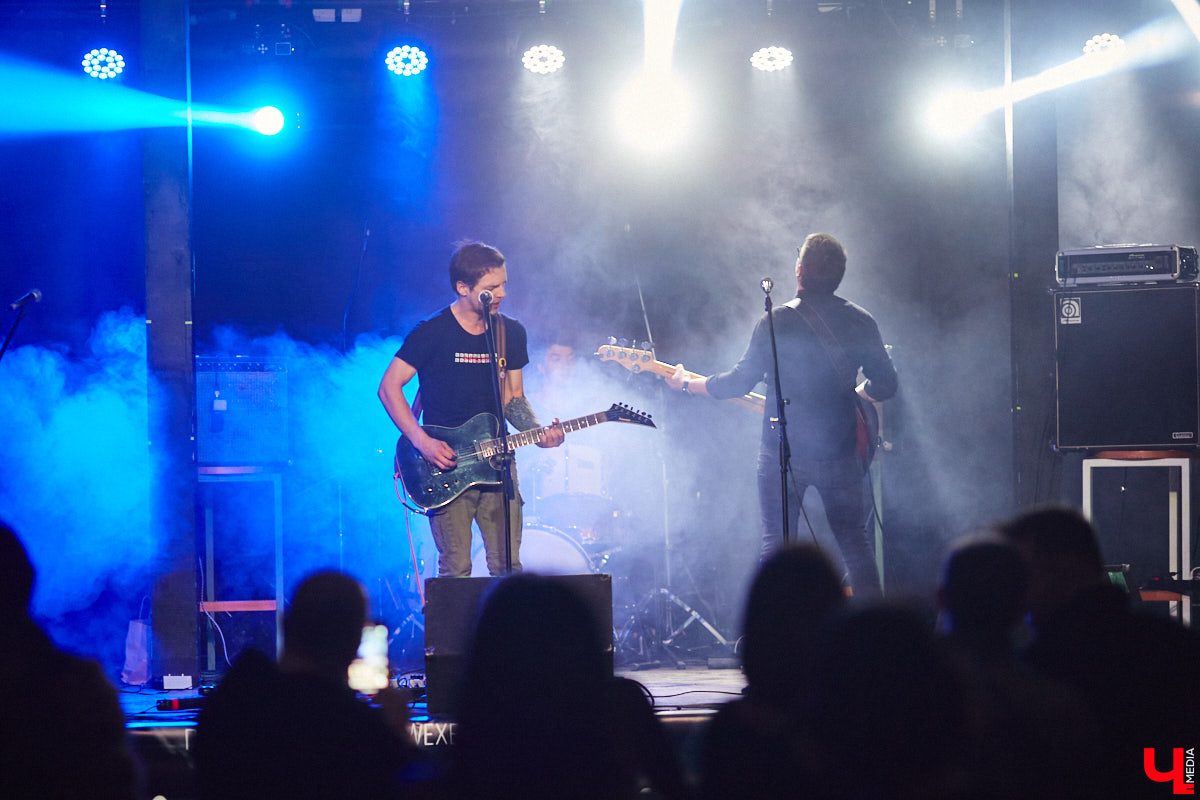 Организовать своими силами рок-фестиваль владимирских групп – дело, по сути, подвижническое. Посудите сами: мало какая из наших команд («Рекорд Оркестр» не в счет) в состоянии собрать площадку уровня «ЦЕХа». И для того чтобы побороть такую несправедливость, был организован конкурс-фестиваль «ВладРок». Что играют? Как это происходит? Подробнее об этом в нашем репортаже.