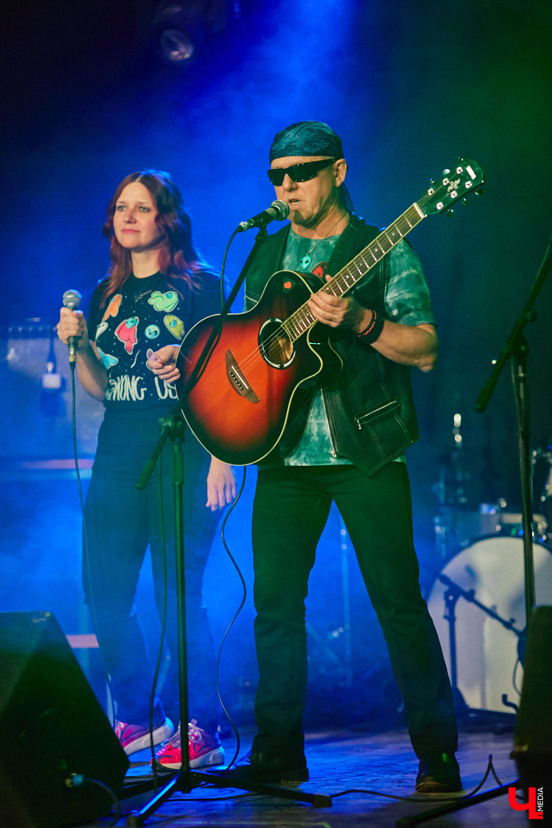 Организовать своими силами рок-фестиваль владимирских групп – дело, по сути, подвижническое. Посудите сами: мало какая из наших команд («Рекорд Оркестр» не в счет) в состоянии собрать площадку уровня «ЦЕХа». И для того чтобы побороть такую несправедливость, был организован конкурс-фестиваль «ВладРок». Что играют? Как это происходит? Подробнее об этом в нашем репортаже.