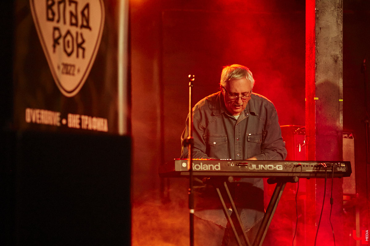 Организовать своими силами рок-фестиваль владимирских групп – дело, по сути, подвижническое. Посудите сами: мало какая из наших команд («Рекорд Оркестр» не в счет) в состоянии собрать площадку уровня «ЦЕХа». И для того чтобы побороть такую несправедливость, был организован конкурс-фестиваль «ВладРок». Что играют? Как это происходит? Подробнее об этом в нашем репортаже.