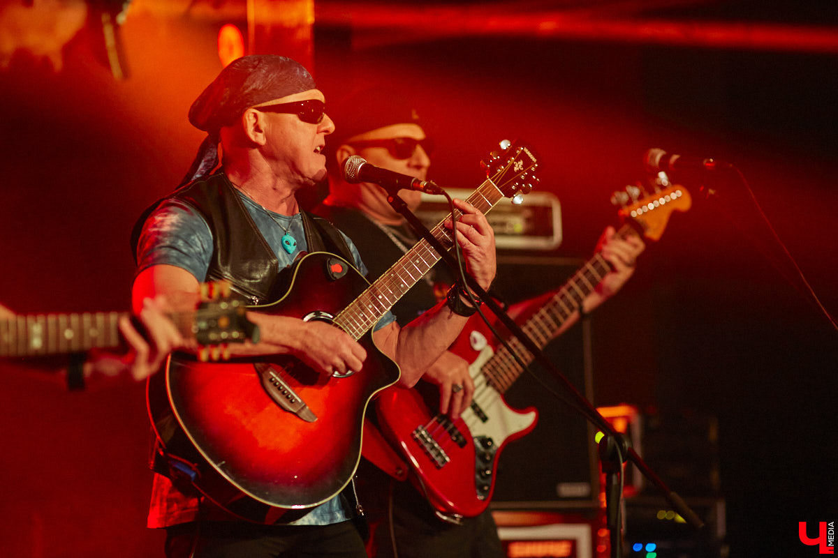 Организовать своими силами рок-фестиваль владимирских групп – дело, по сути, подвижническое. Посудите сами: мало какая из наших команд («Рекорд Оркестр» не в счет) в состоянии собрать площадку уровня «ЦЕХа». И для того чтобы побороть такую несправедливость, был организован конкурс-фестиваль «ВладРок». Что играют? Как это происходит? Подробнее об этом в нашем репортаже.