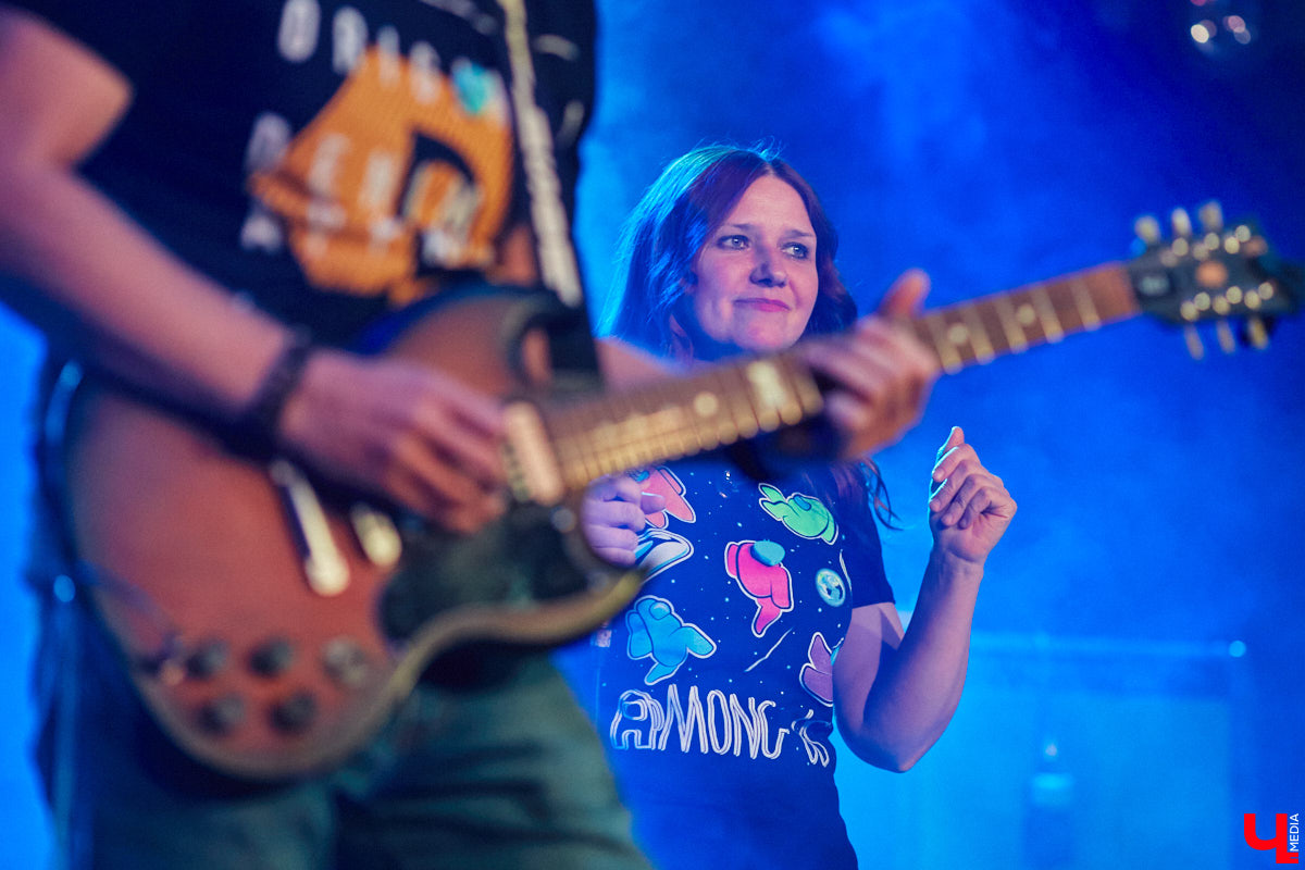 Организовать своими силами рок-фестиваль владимирских групп – дело, по сути, подвижническое. Посудите сами: мало какая из наших команд («Рекорд Оркестр» не в счет) в состоянии собрать площадку уровня «ЦЕХа». И для того чтобы побороть такую несправедливость, был организован конкурс-фестиваль «ВладРок». Что играют? Как это происходит? Подробнее об этом в нашем репортаже.