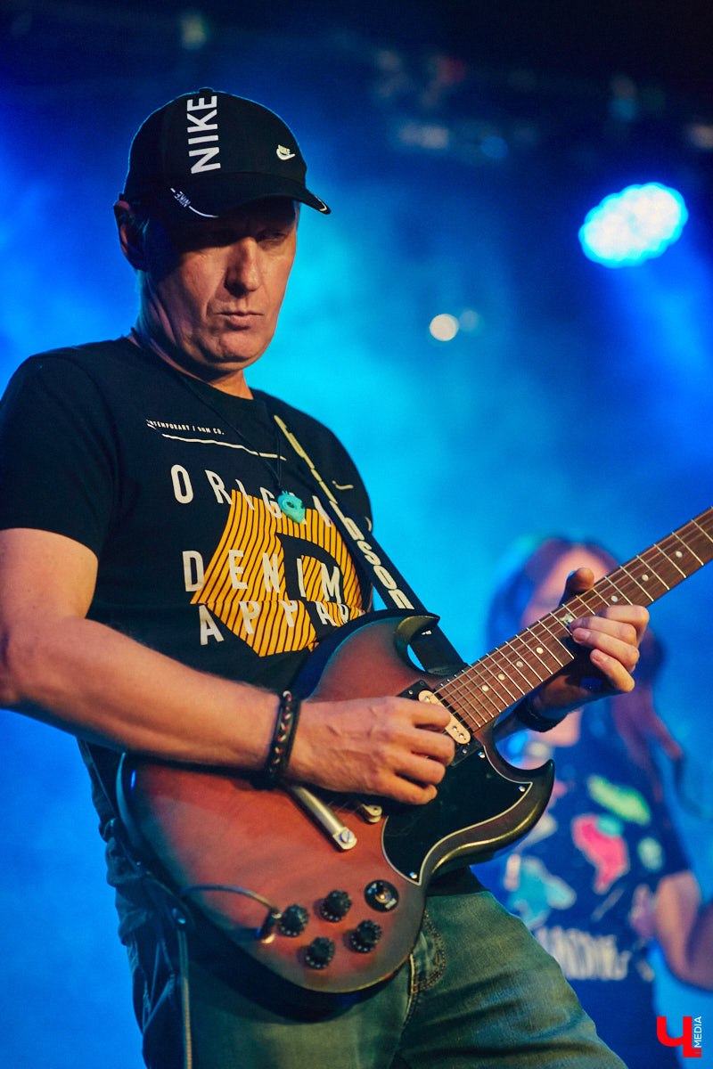 Организовать своими силами рок-фестиваль владимирских групп – дело, по сути, подвижническое. Посудите сами: мало какая из наших команд («Рекорд Оркестр» не в счет) в состоянии собрать площадку уровня «ЦЕХа». И для того чтобы побороть такую несправедливость, был организован конкурс-фестиваль «ВладРок». Что играют? Как это происходит? Подробнее об этом в нашем репортаже.