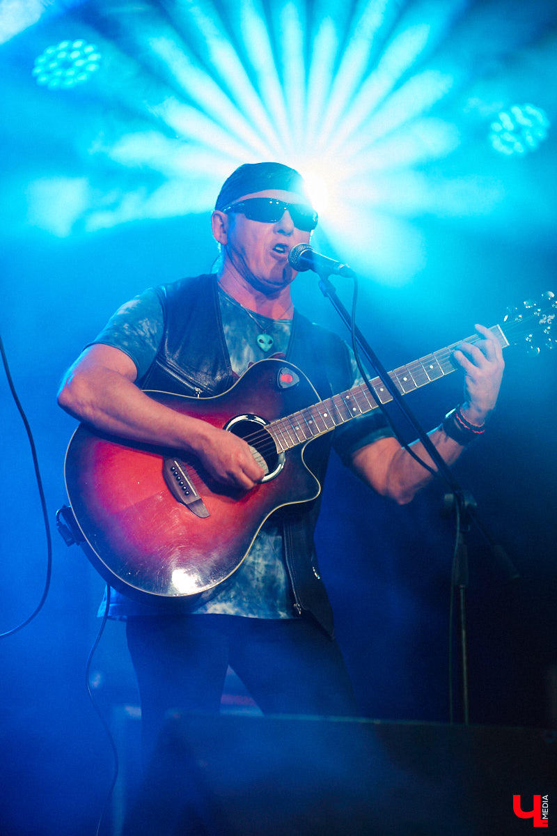 Организовать своими силами рок-фестиваль владимирских групп – дело, по сути, подвижническое. Посудите сами: мало какая из наших команд («Рекорд Оркестр» не в счет) в состоянии собрать площадку уровня «ЦЕХа». И для того чтобы побороть такую несправедливость, был организован конкурс-фестиваль «ВладРок». Что играют? Как это происходит? Подробнее об этом в нашем репортаже.