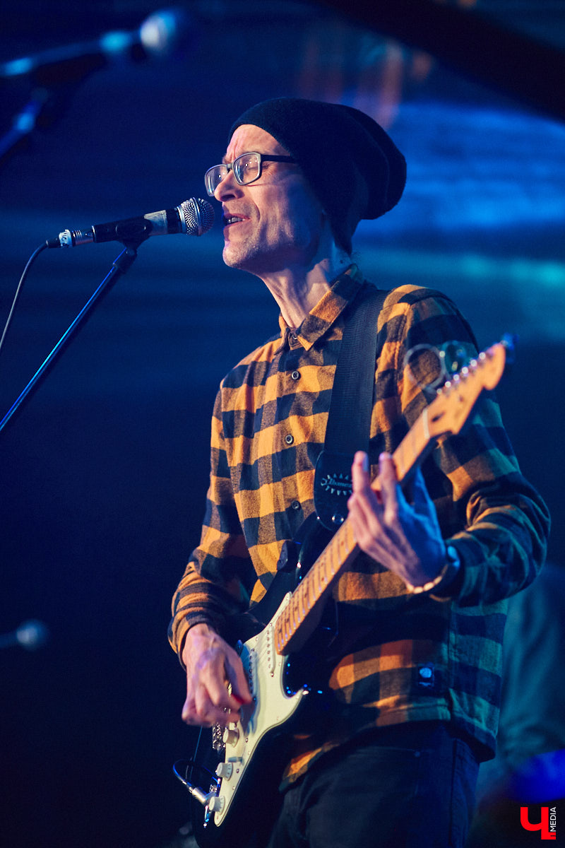 Организовать своими силами рок-фестиваль владимирских групп – дело, по сути, подвижническое. Посудите сами: мало какая из наших команд («Рекорд Оркестр» не в счет) в состоянии собрать площадку уровня «ЦЕХа». И для того чтобы побороть такую несправедливость, был организован конкурс-фестиваль «ВладРок». Что играют? Как это происходит? Подробнее об этом в нашем репортаже.