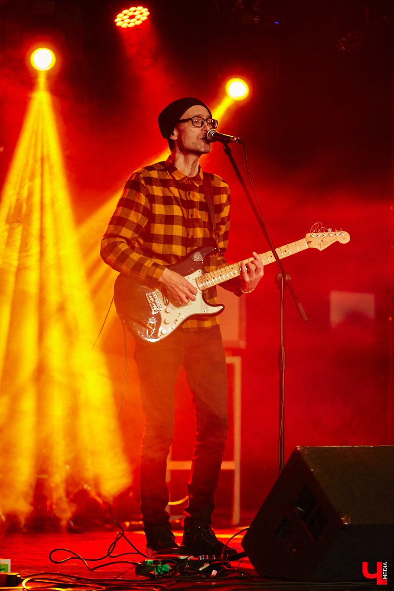 Организовать своими силами рок-фестиваль владимирских групп – дело, по сути, подвижническое. Посудите сами: мало какая из наших команд («Рекорд Оркестр» не в счет) в состоянии собрать площадку уровня «ЦЕХа». И для того чтобы побороть такую несправедливость, был организован конкурс-фестиваль «ВладРок». Что играют? Как это происходит? Подробнее об этом в нашем репортаже.