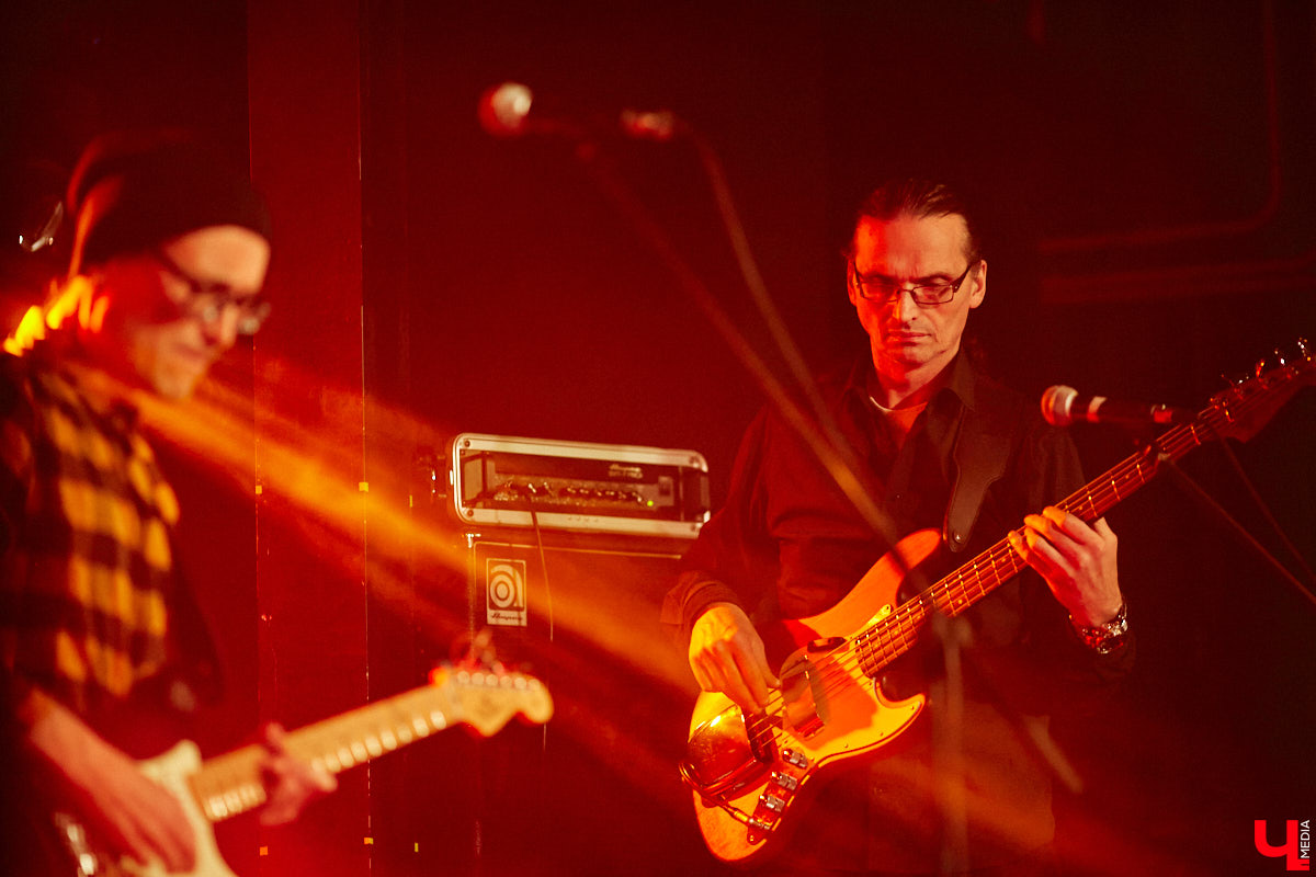 Организовать своими силами рок-фестиваль владимирских групп – дело, по сути, подвижническое. Посудите сами: мало какая из наших команд («Рекорд Оркестр» не в счет) в состоянии собрать площадку уровня «ЦЕХа». И для того чтобы побороть такую несправедливость, был организован конкурс-фестиваль «ВладРок». Что играют? Как это происходит? Подробнее об этом в нашем репортаже.