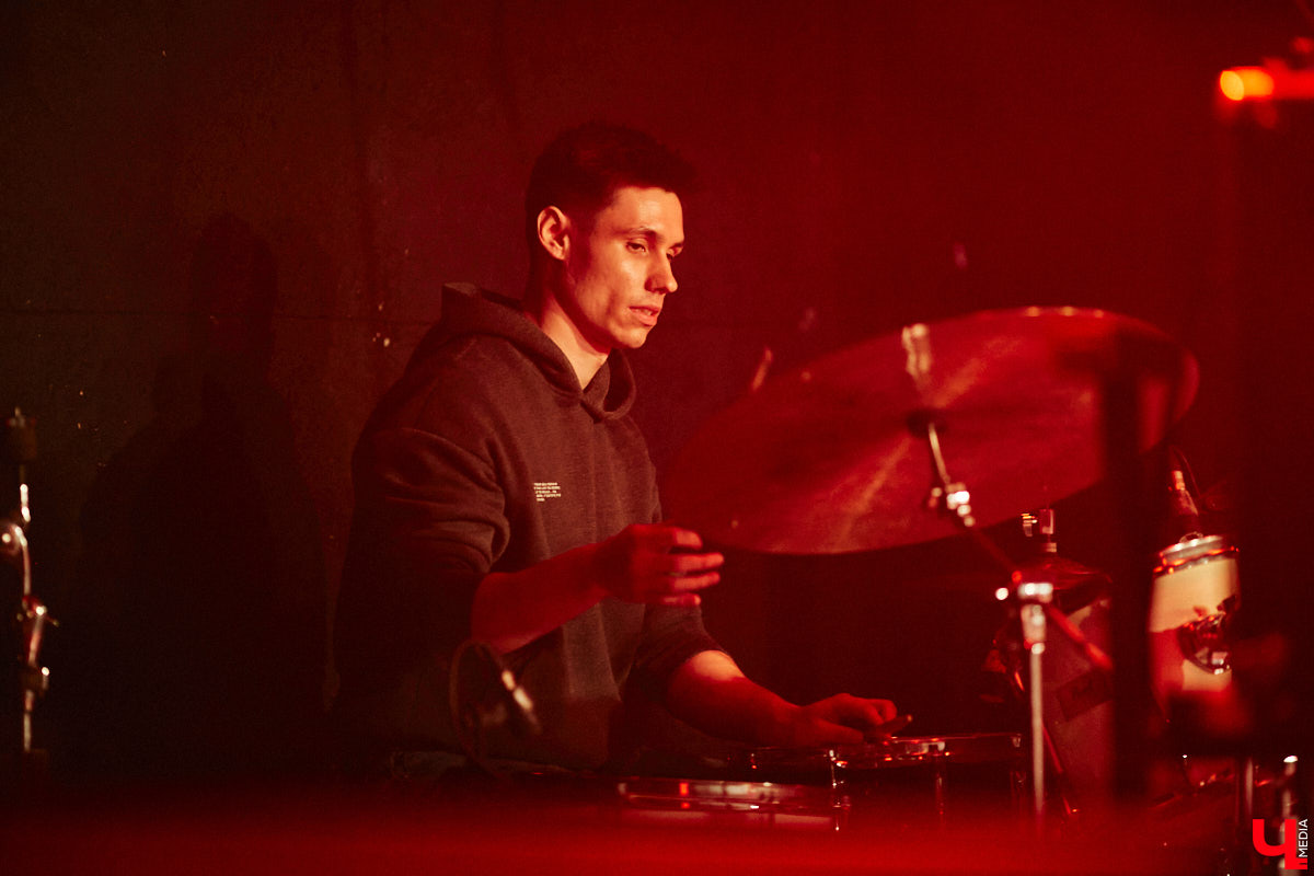 Организовать своими силами рок-фестиваль владимирских групп – дело, по сути, подвижническое. Посудите сами: мало какая из наших команд («Рекорд Оркестр» не в счет) в состоянии собрать площадку уровня «ЦЕХа». И для того чтобы побороть такую несправедливость, был организован конкурс-фестиваль «ВладРок». Что играют? Как это происходит? Подробнее об этом в нашем репортаже.